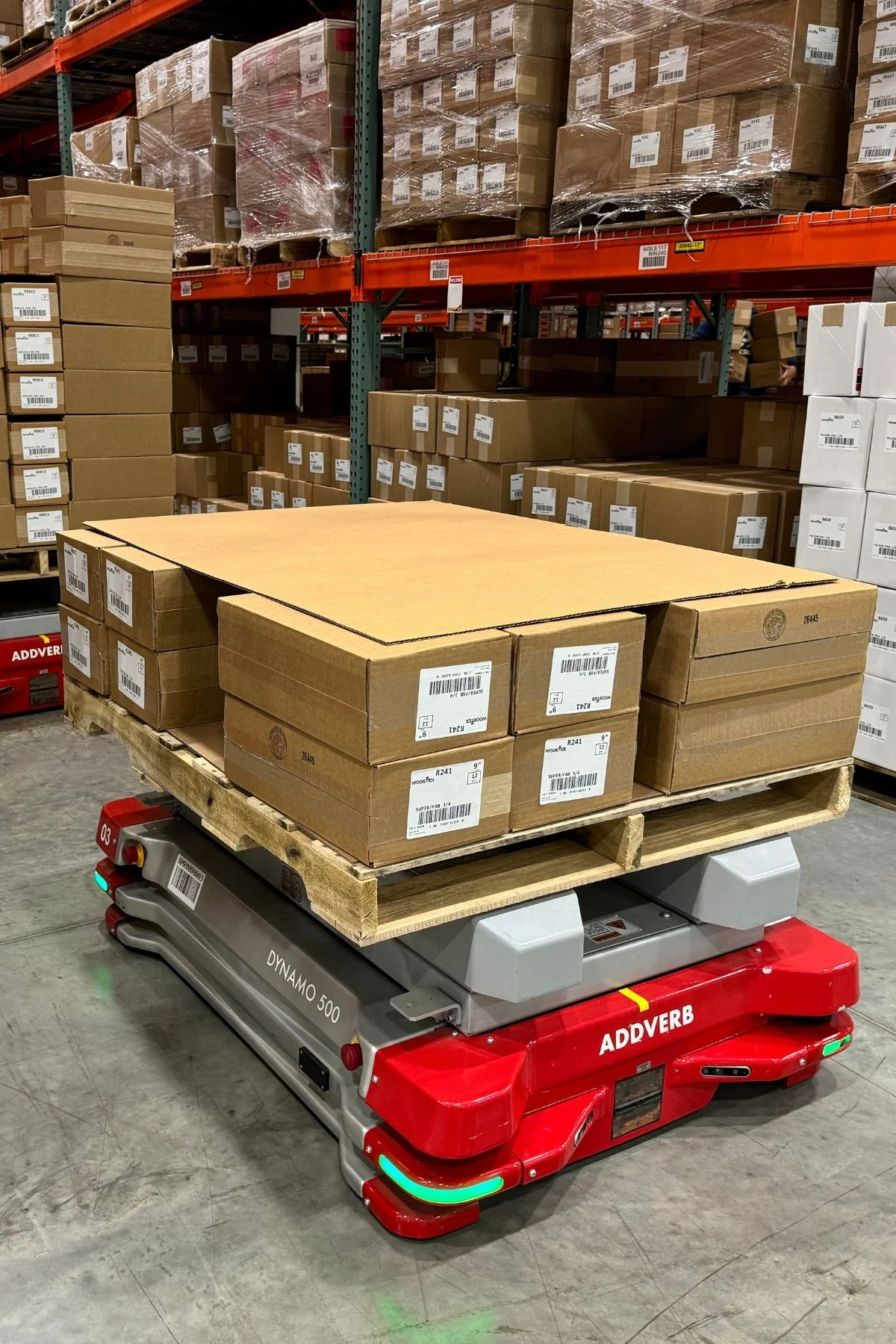 autonomous-mobile-robot-dynamo-carrying-out-material-movement-of-a-pallet-load-in-a-warehouse