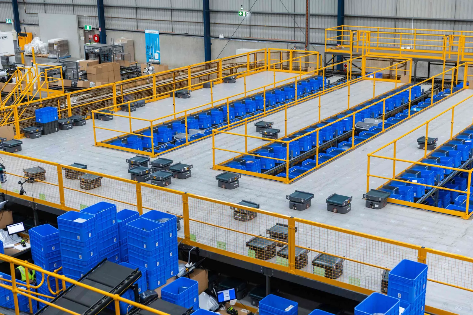 Double-layer sortation system at the Maersk facility