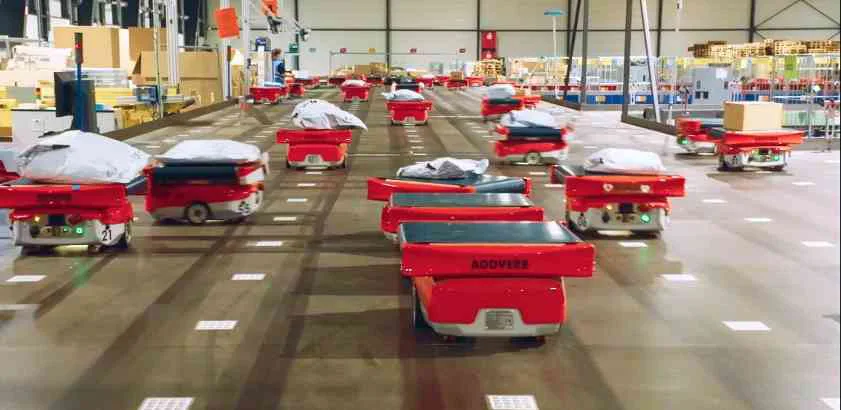 Zippy robots sorting parcels at Mondial Relay